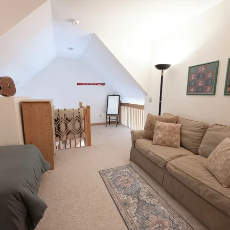 Spacious Townhouse minutes from Village and Slopes with shuttle to mountain