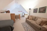 Spacious Townhouse minutes from Village and Slopes with shuttle to mountain