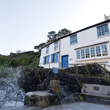 Stunning house right by the sea, spectacular far reaching sea views in Polperro