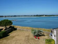 3-Room Apartment on 1st Floor of les Courlis on the Edge of Portbail Harbor Hotels in Portbail