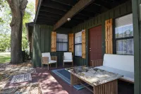 Up to 10 guests - Just min to Clearwater Beach & Indian Rocks Beach