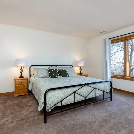4 BR cabin mins to trails & breweries pets welcome