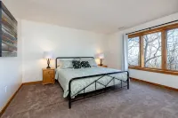 4 BR cabin mins to trails & breweries pets welcome
