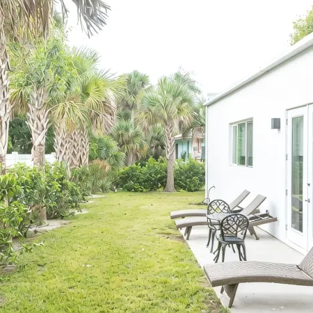 Contemporary Coastal Retreat with 3 Masters, Minutes to beaches