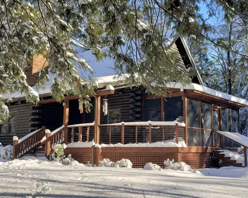 Private, Modern, Pet-Friendly Log Cabin Getaway on 6 Acres, Hotele w: Marbletown