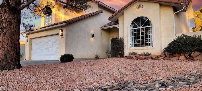 Luxury Sage House @ Lake Powell+Game Room+Parking+Firepit+Outdoor Oasis Hotels in Page