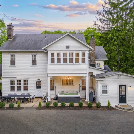 8 bedroom Manor - Hot Tub - Game Room - Fire Pit - Sleeps 22