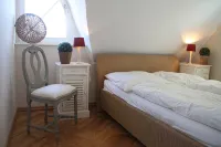 Two-Story Vacation Rental Near the Beach with a Fireplace -  Apartamentos vacacionales