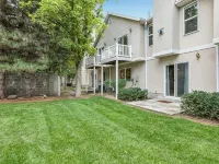 Renovated Modern Townhome in the heart of Holladay فنادق في هولاداي