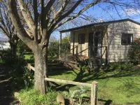 Stand alone cottage in tranquil garden, with balcony, pergola, SkyTV, free Wifi Hotels in Greytown