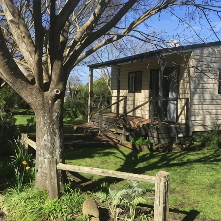 Stand alone cottage in tranquil garden, with balcony, pergola, SkyTV, free Wifi