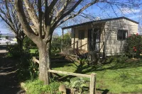 Stand alone cottage in tranquil garden, with balcony, pergola, SkyTV, free Wifi