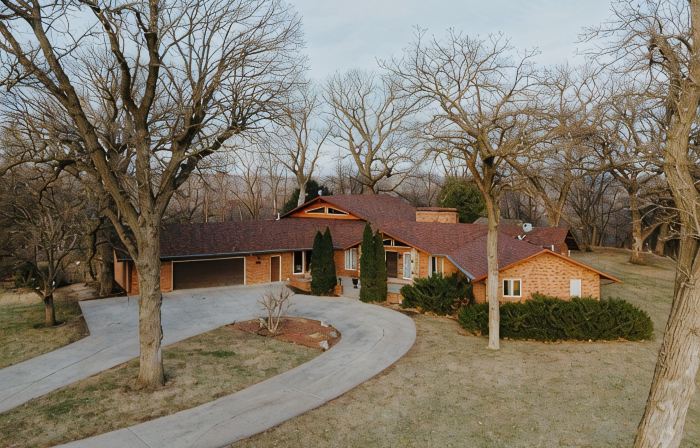 Huge Retreat with Heated Pool and Hot Tub by Briggs Woods Walking Trail and Golf