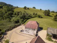Luxury 2-Bed Cotswolds Barn with Private Hot Tub | Sleeps 4