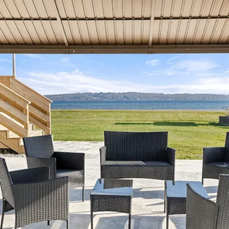 Kaiser House Sleeps 8, Traverse City 3 minutes away!  Pet friendly