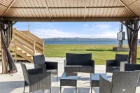 Kaiser House Sleeps 8, Traverse City 3 minutes away!  Pet friendly - Homestays