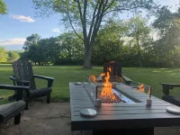 King Bed, Game Room Minutes from Downtown, Golf Courses + Big Back Yard Sleeps 8 - Homestays