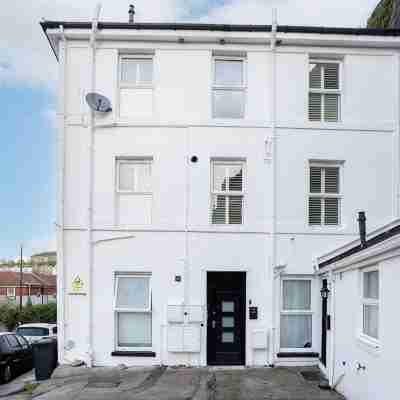 Peaceful, Homely, Pet Friendly with Private Parking - Holiday Apartment 13B Hotel Exterior