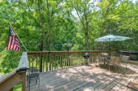Smoky Mountain Retreat, 5 Min to Downtown Bryson City ~ Hot Tub ~ Hiking.