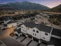 Cozy 3-bedroom townhome in Mountain Green with WiFi, AC. 12 min to Snowbasin - Homestays