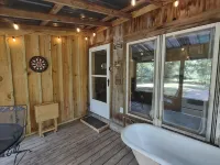 Caddo River Shack - 2 secluded acres with Kayaks and outdoor tub - Pet Friendly Hotels in Pike County