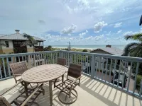 Florida Beachfront Bliss just steps from the Sand - 3 stjerner