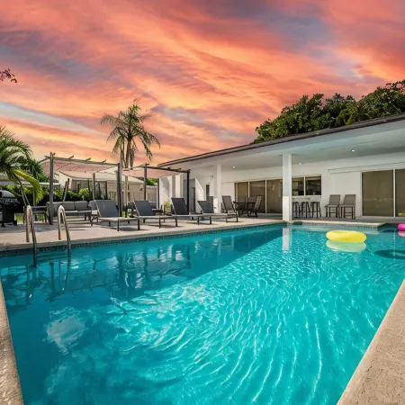 Modern Retreat • Heated Pool, BBQ, Pool Table, Ping Pong, Playground