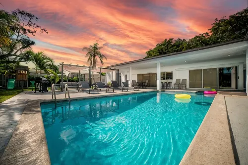 Modern Retreat • GameRoom, Court, BBQ & Playground