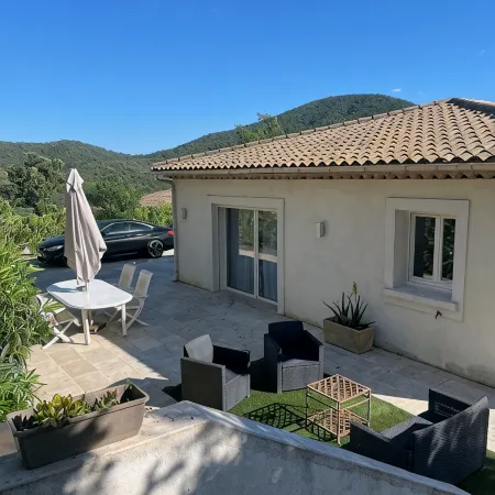 Appartement vue sur les Collines à 10 min de la mer
