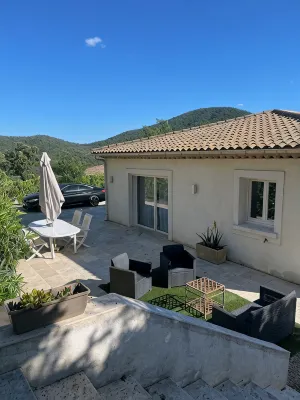 Appartement vue sur les Collines à 10 min de la mer