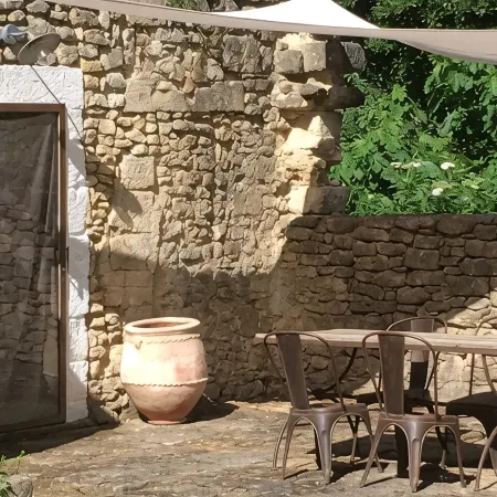 In Uzès, quiet, loft in independent 18th century mill with 15mx3m swimming pool
