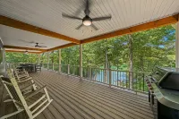 Lake Loop Retreat w/Movie Theater & Private Dock - 4 tähden