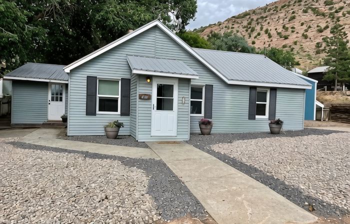 Newly remodeled cottage with King beds, and A/C