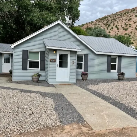 Newly remodeled cottage with King beds, and A/C
