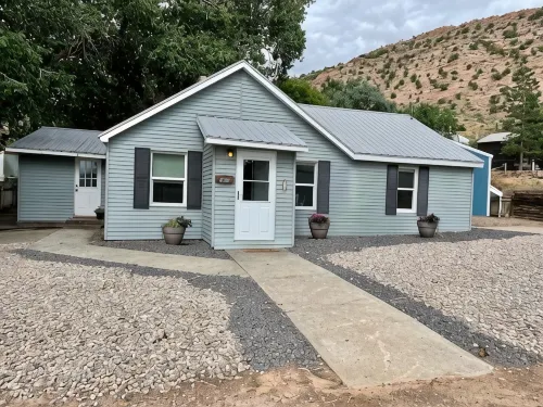 Newly remodeled cottage with King beds, and A/C