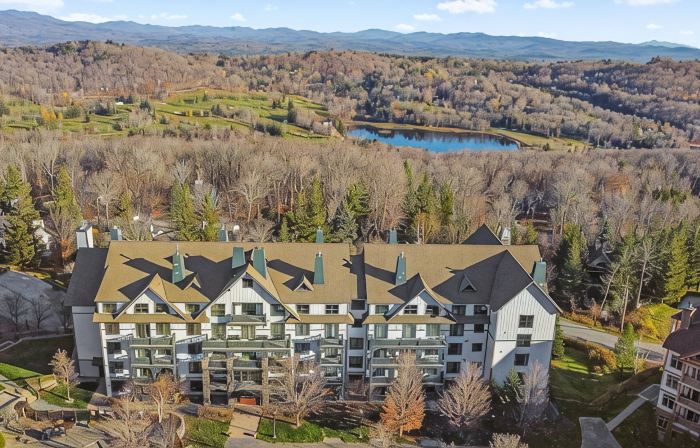 New Renovated 3BR/4BTH Condo Sleeps 10 Gym Heated Pool Walk to Stratton Mtn