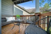 Mt. Bachelor Retreat! Hot tub, game room, family suite - great for large groups! - บังกะโล