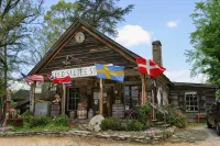 1 Bedroom Cozy Cabin 4 Miles to Downtown Helen!   Fireplace, Kitchen, Fire Pit! - 2-Star