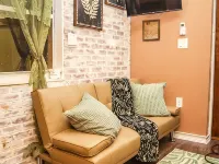 Tiny Cottagecore House in Miami. Walking distance to Hialeah Hospital! Hotels in Hialeah
