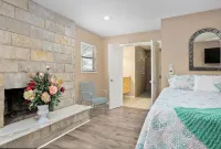 Bel · Boardwalk POOL Home w Bikes and Boat Parking - Wi-Fi