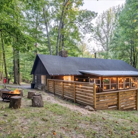 Cozy Bear-Themed Mountain Cabin in Harpers Ferry with Relaxing Jacuzzi Hot Tub