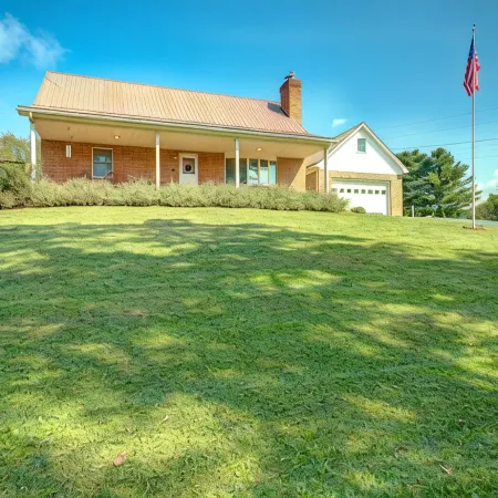 Huge! Mtn Home with lake and skiing nearby. Pets Considered!