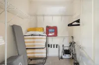 Luxury Suite King Bed 👑 Wi-Fi Pool Gym ✦ 55" Smart TVs 📺 Full Kitchen