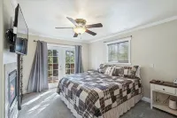 Family friendly house in Many Lakes with Hot Tub