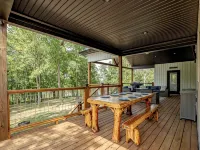 Porch-lovers Paradise! SLEEPS 11-12. Multiple fire pits. Only 0.8mi to boat ramp Hotels in Grayson County
