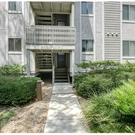 Quick Beach Access- Beautiful Screened in Deck and POOL