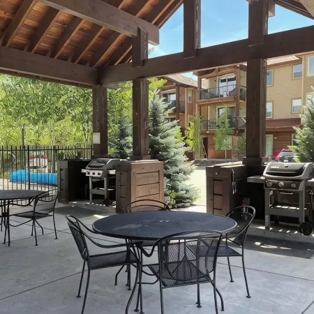 Spacious 3Br, Perfect Downtown Location w/ Pool, Hot Tub, & Shuttle Access