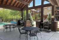 Spacious 3Br, Perfect Downtown Location w/ Pool, Hot Tub, & Shuttle Access - con encanto