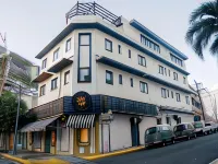 The Looking Glass Hotel Hotels near El Teatro