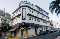 The Looking Glass Hotel - ที่มีที่จอดรถ